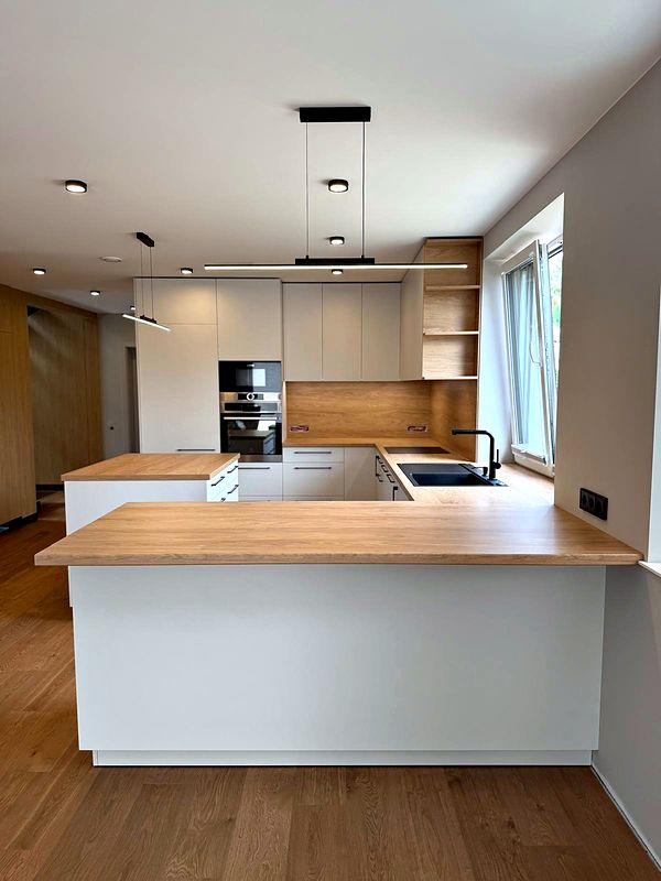 Light kitchen with peninsula