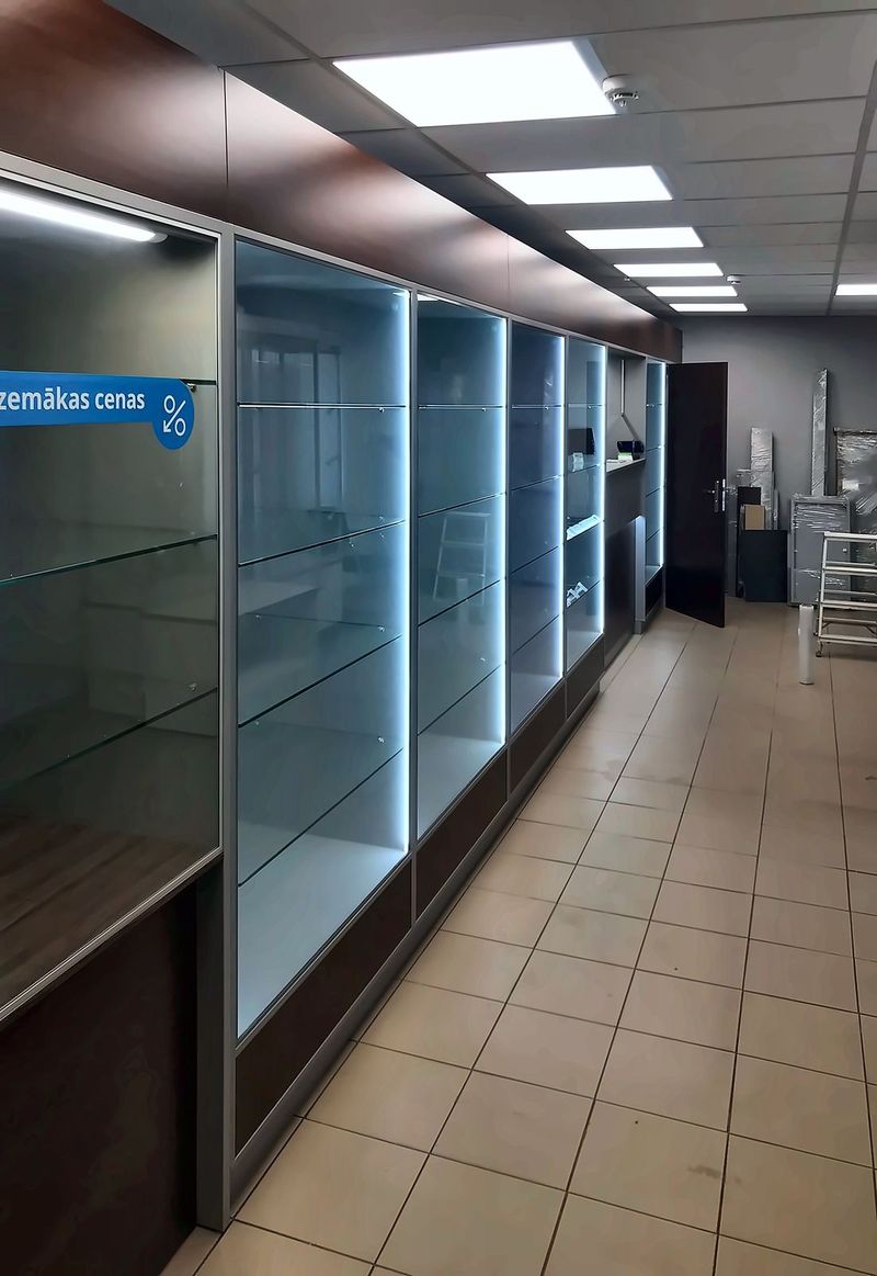 LED vitrīnu rinda jaunā filiālē, Preiļi