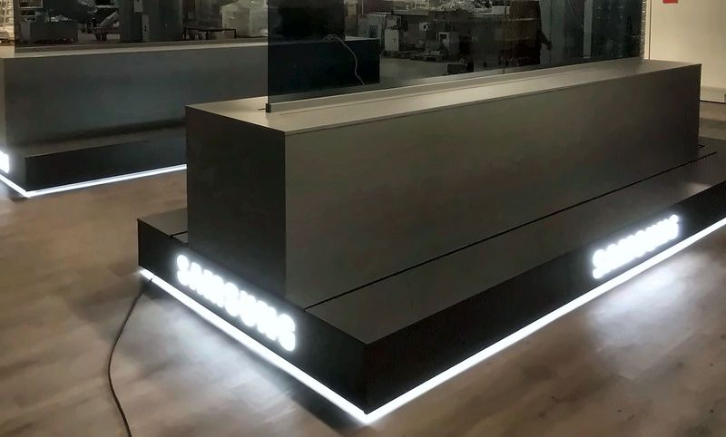 Samsung TV sala ar izgaismotiem burtiem