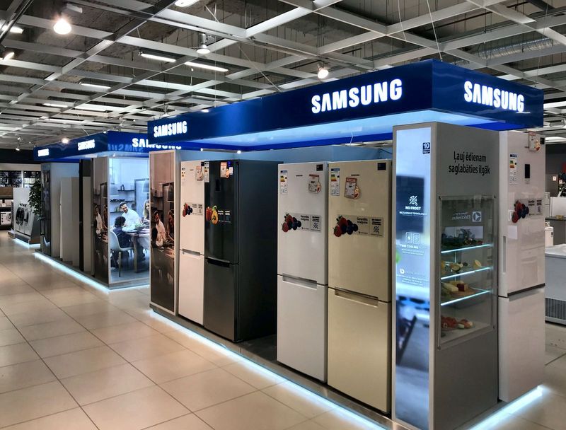 Samsung ledusskapju zona ar izgaismotu nojumi