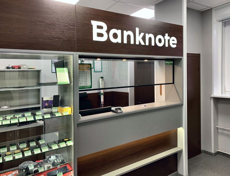 Banknote filiāle ar izkārtni un LED vitrīnām