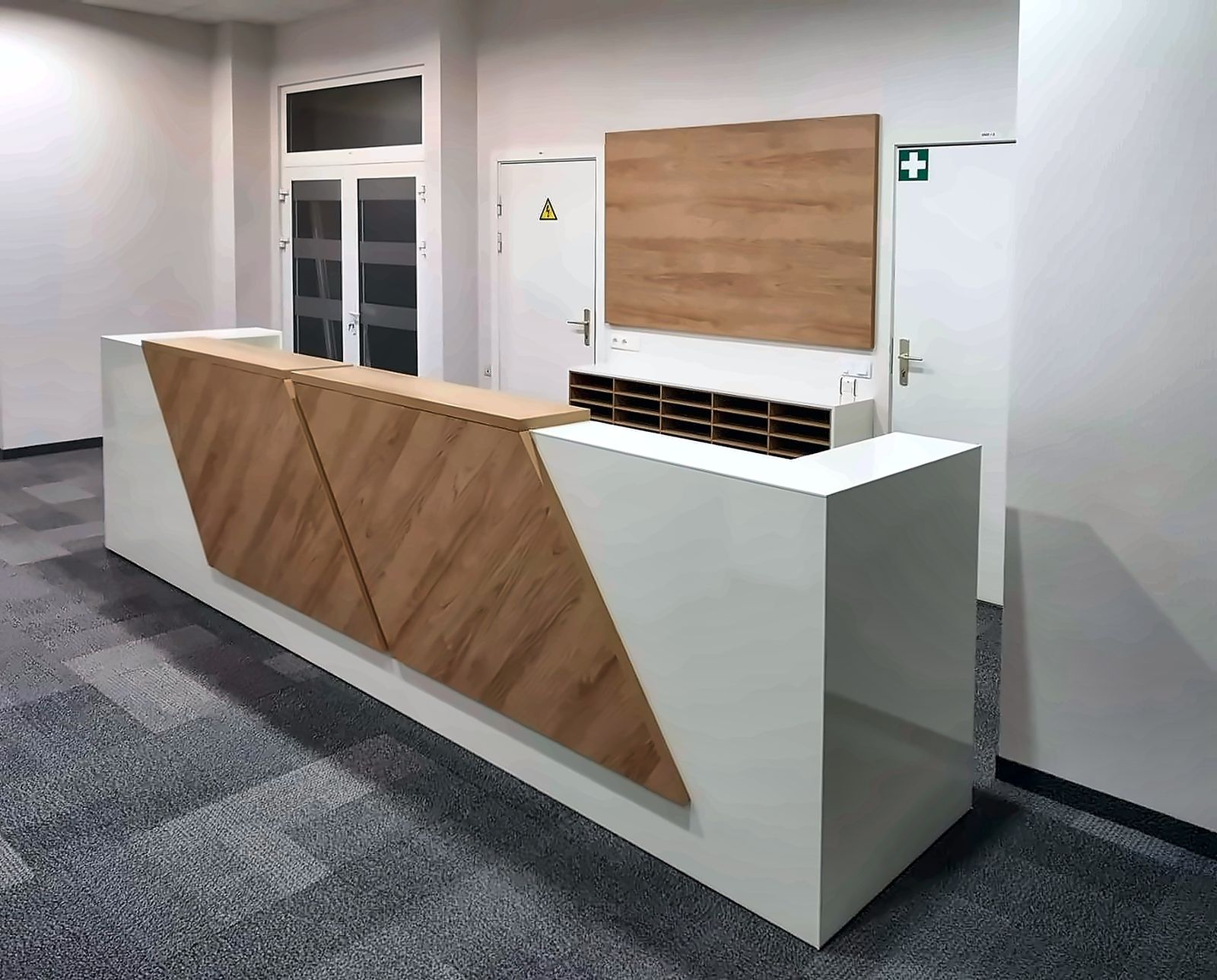 Balta recepcijas lete ar diagonāliem ozola paneļiem