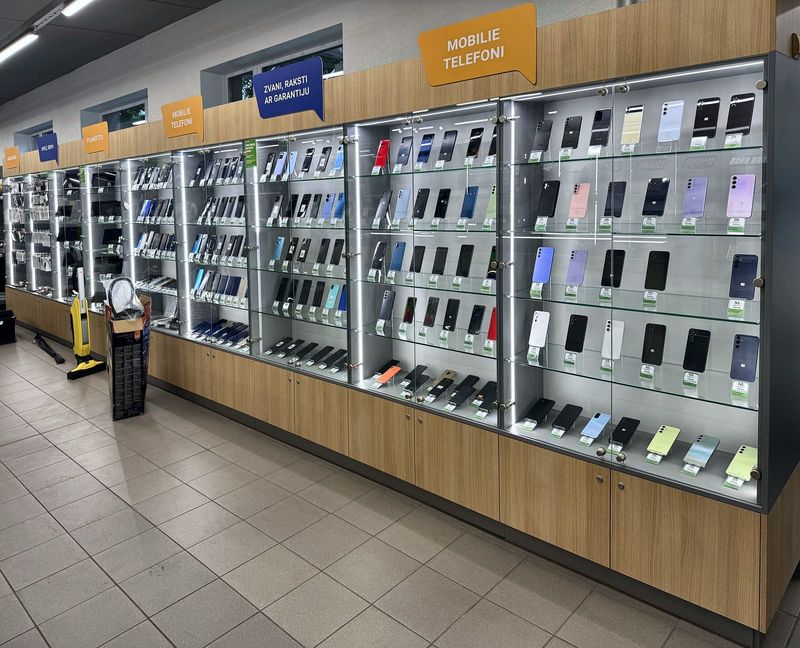 Banknote XL — telefonu vitrīnu siena ar LED