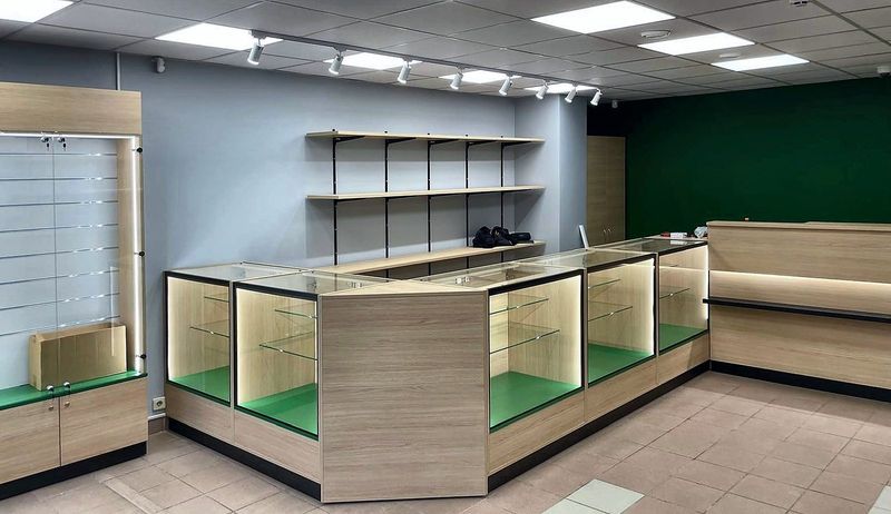 Banknote filiāle ar LED vitrīnām un plauktiem